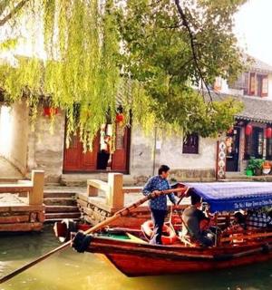 dva lidé na malé lodi ve vodě