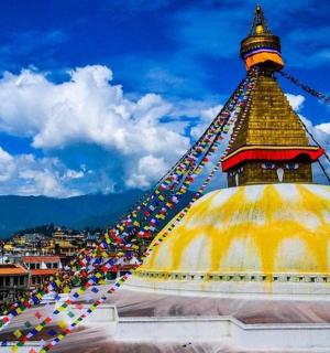 一座宝塔,上面有一堆伞