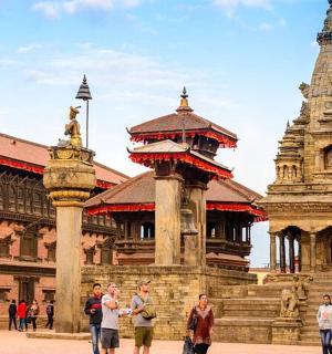 一群人在建筑物前行走