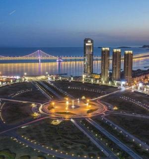 一座桥的城市夜景