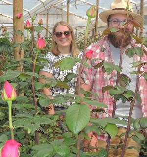 一名男子和一名女子站在一些植物旁边