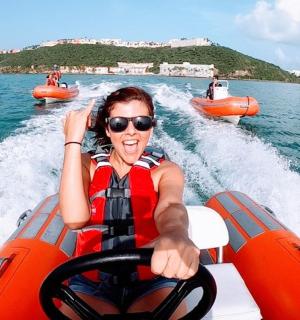 žena v lodi ve vodě