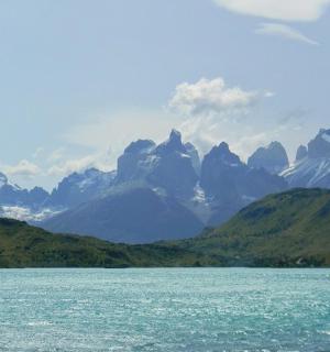 一大片水域,背景是群山