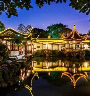 budova s odrazem ve vodě v noci