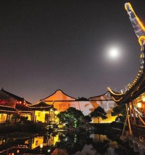 noční pohled na budovu s měsícem na obloze