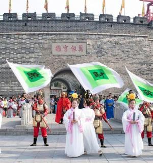 一群穿着戏服的人站在城堡前