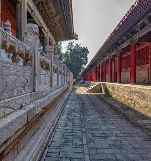 一栋带有红色柱子的建筑物的空旷走廊