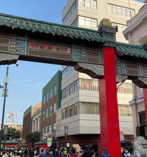 一群人在城市拱门下行走