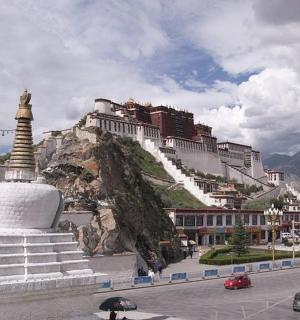 velká socha před budovou na hoře