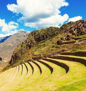 terasovité pole na úbočí hory