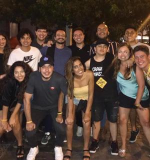 一群人摆姿势拍照