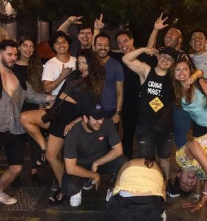 一群人摆姿势拍照