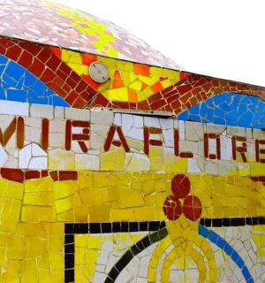 一座色彩鲜艳的建筑，上面画着一只鸟