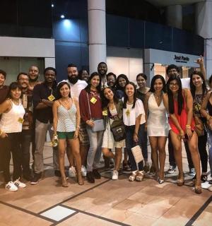 一群人摆姿势拍照