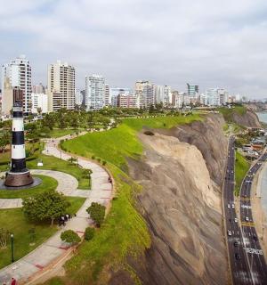 一座在海边悬崖上有灯塔的城市