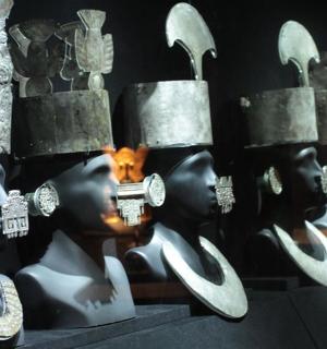 架子上的一组面具和器具