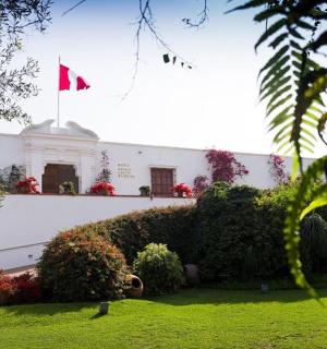 一座白色建筑，顶部有一面红旗