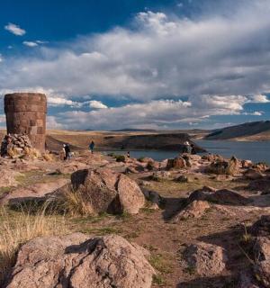 一片有岩石和水体的田野