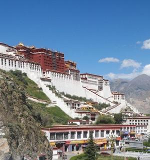 budova na úbočí hory