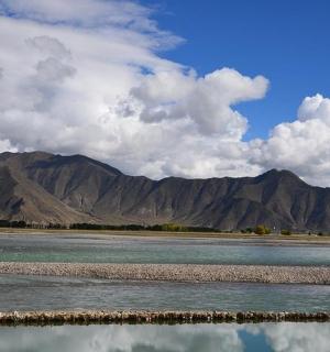 velká vodní plocha s horami v pozadí