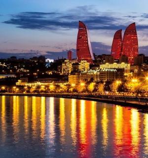 有河流和建筑物的城市景观