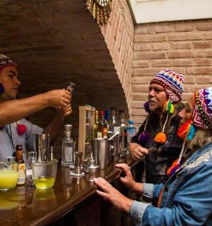 一群人坐在酒吧准备饮料