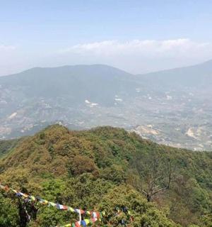 一排旗帜的山景