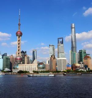 pohled na velké město s velkou vodní plochou