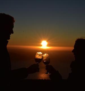 日落时分,一男一女手捧酒杯