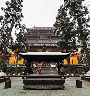 站在喷泉建筑前的人