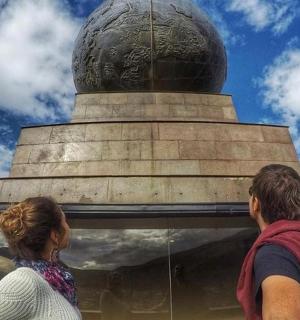 两个人站在一栋大楼前