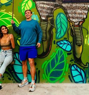 一名男子和一名女子站在墙前