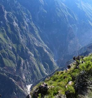 从山顶俯瞰峡谷