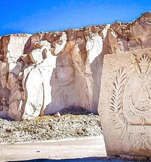 刻有脸部的岩壁