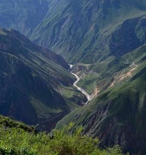 中间有一条河的山谷