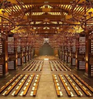 一个摆满酒瓶的大房间