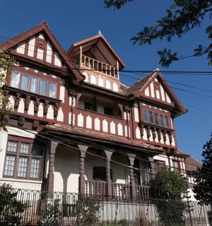 велика дрвена кућа са брамбелом