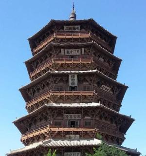 以蓝天为背景的高楼