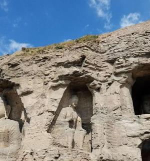 一座侧面有雕像的石头建筑