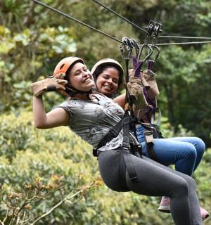 两名女子在丛林中滑索