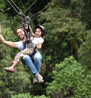 一名男子和一名小女孩在滑索上