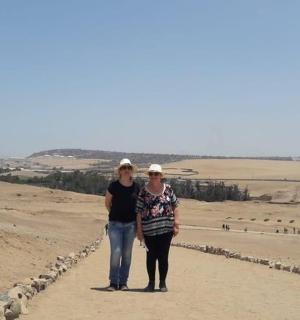 两个女人站在山顶上