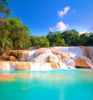 สระน้ำหน้าน้ำตก