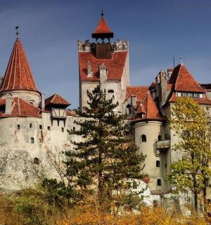 un castel mare așezat pe vârful unui deal