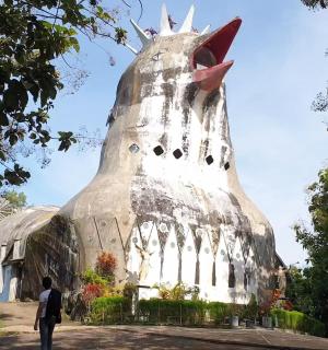 一座形似宇宙飞船的建筑