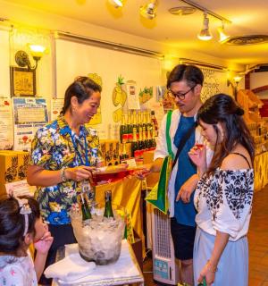 一群人站在商店里