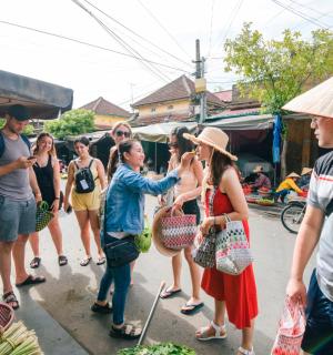 一群人站在街市上
