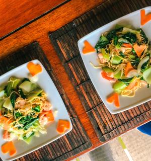 桌上的两盘白色食物