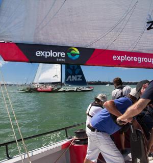 一群人在水中的帆船上