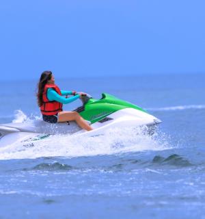 žena jedoucí na vodním skútru ve vodě